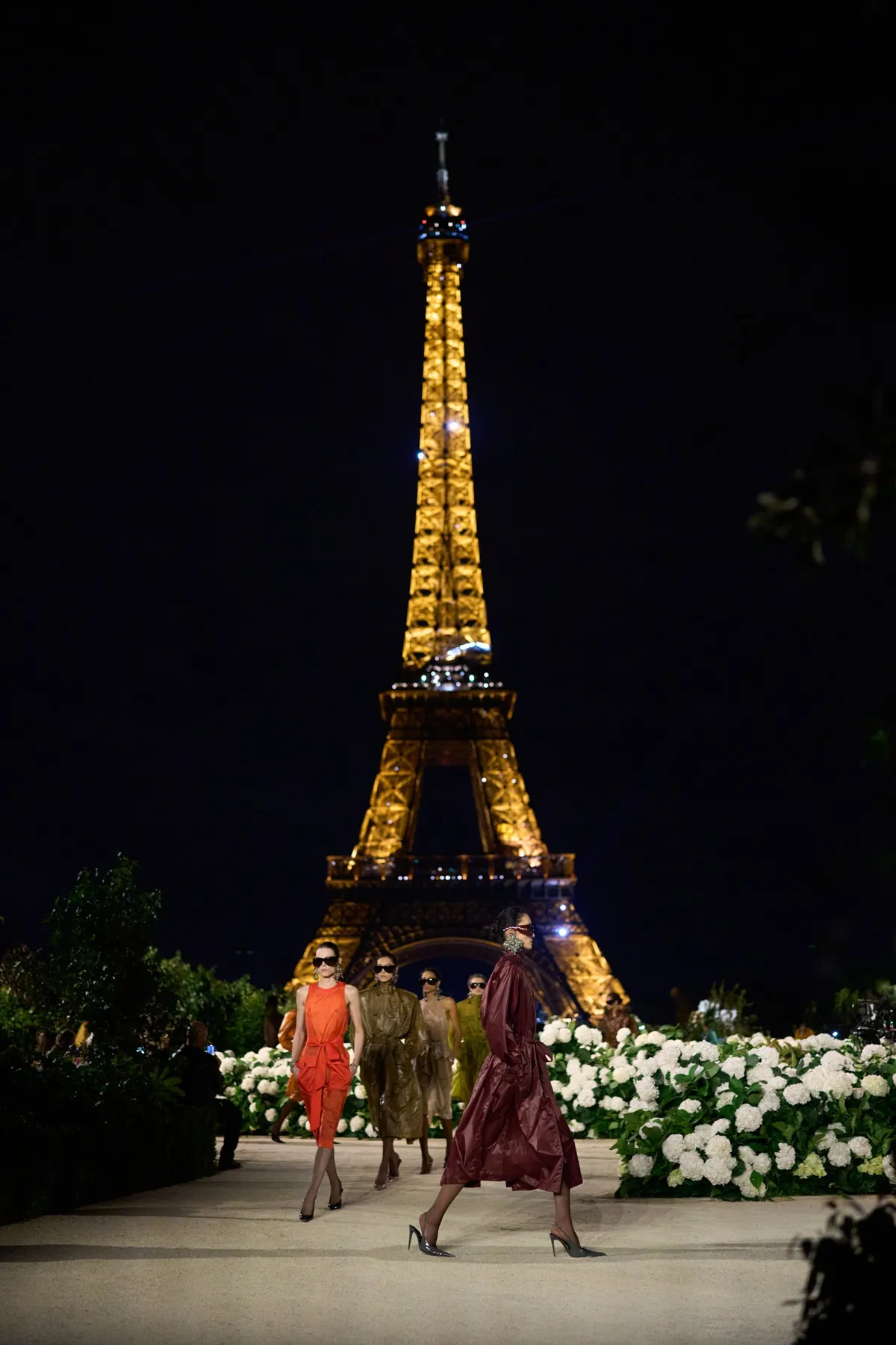 Підіум Паризького тижня моди з Ейфелевою вежею